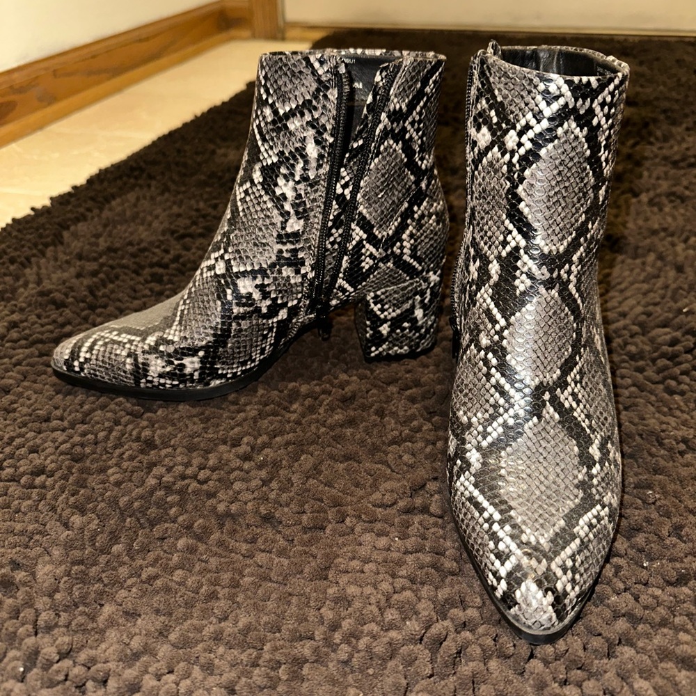 Madden Girl Size 6M Snake Print Booties